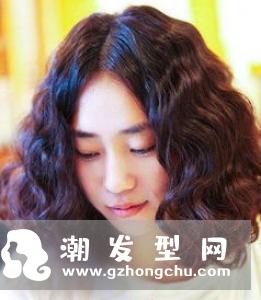 女生螺丝烫发发型 动感发丝一点都不显老