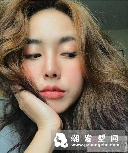 她是我见过最适合一头乱发的女子，这慵懒感妆发清新感太无敌了！