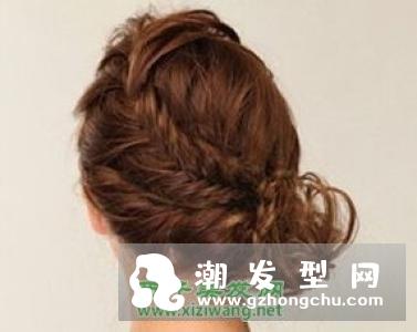 女生好看的半丸子头发型怎么扎 蓬松自然头发这样扎更美哦