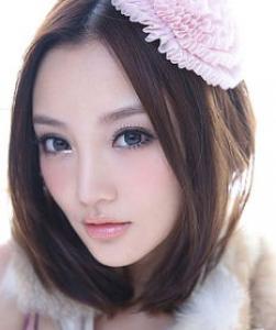 女生长发编织烫发型 让发型看去更自然有型