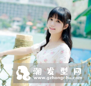 胖女生怎么扎长发好看 蓬乱低马尾辫来袭