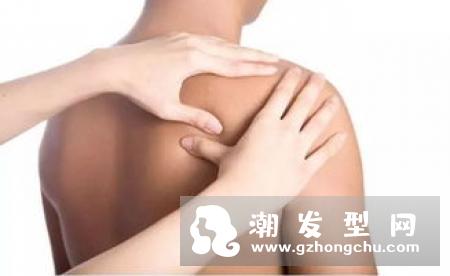 哑铃飞鸟在手肘什么位置 肩膀疼是什么原因