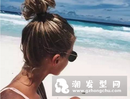 脸大怎么扎头发瘦脸 海滩式发髻来袭