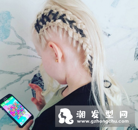 绑鞋带发型图片 粉色发带不错