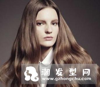 年前烫什么头发 水波纹卷发时尚感遮不住