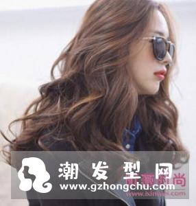高宽颧骨女生适合发型图片 四六偏分中长卷发来袭