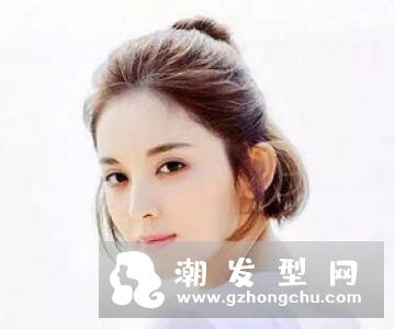 直发怎么扎半丸子头 这样扎甜美活泼超显嫩