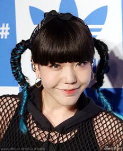 双麻花辫怎么扎好看 学会这些让你的麻花辫更讨喜