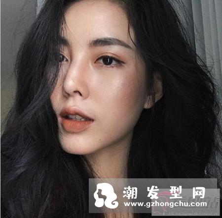 她是我见过最适合一头乱发的女子，这慵懒感妆发清新感太无敌了！