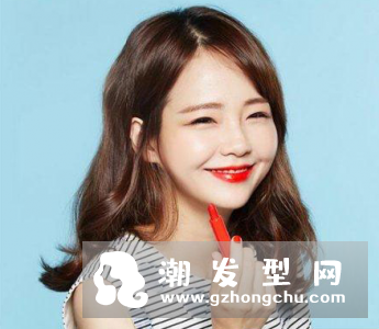 高宽颧骨女生适合发型图片 四六偏分中长卷发来袭