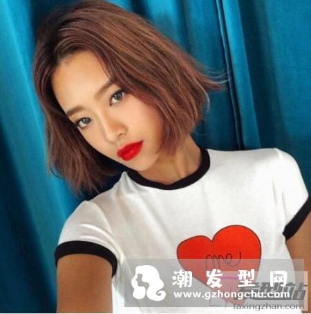 女生剪什么短发清爽又时尚 女星们最近都剪WOB头短卷发
