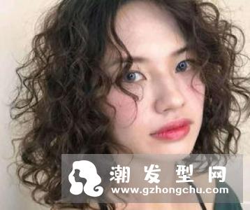 中长发羊毛卷烫发发型 蓬松感造型让头发更丰盈