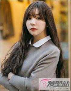长发蓬松麦穗烫发型 形似麦穗打造唯美浪漫风