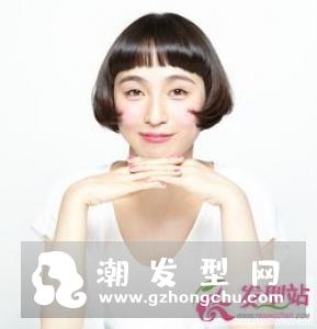 女学生校园流行这款短发 眉上刘海波波甜美加分