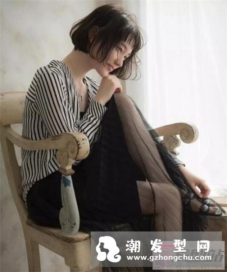 日系瘦脸短烫发发型 动感卷发尽显灵动