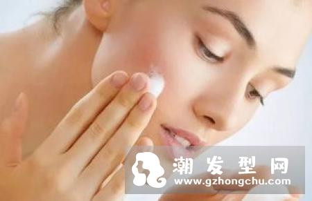 洗完脸白一会就黄了的原因 怎么办