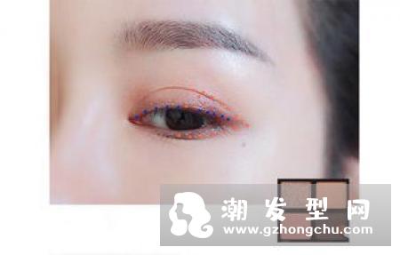 蜜桃妆的画法及教程 用白色或粉色眼影