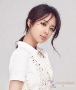 胖女生怎么扎长发好看 蓬乱低马尾辫来袭