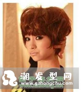 女生纹理烫短发发型 造型自由风格百变更时尚