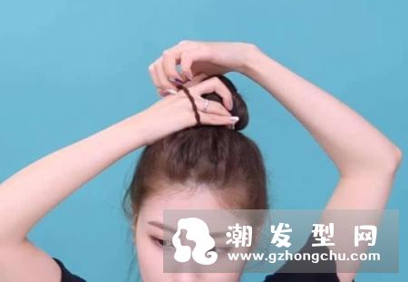 没有刘海怎么扎头发好看 夏日清爽丸子头怎么扎