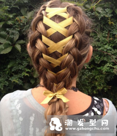 绑鞋带发型图片 粉色发带不错