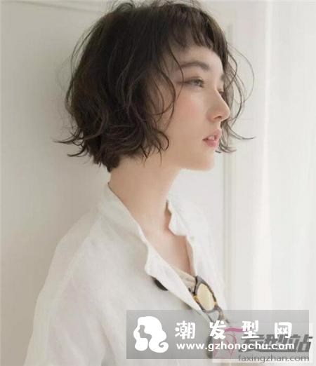 日系瘦脸短烫发发型 动感卷发尽显灵动