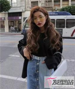 中长发羊毛卷烫发发型 蓬松感造型让头发更丰盈