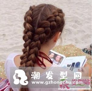 女生玫瑰花编发发型 散发浪漫温柔女人味