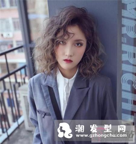 女生发量少怎么破 立体感空气烫告别秃头