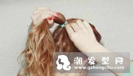 一根发夹就可以绑出低马尾 不用30秒就能轻松扎出知性发型