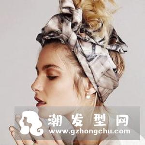绑鞋带发型图片 粉色发带不错