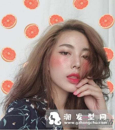 她是我见过最适合一头乱发的女子，这慵懒感妆发清新感太无敌了！
