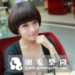 两侧短中间长的发型图片 搭配蘑菇头不错