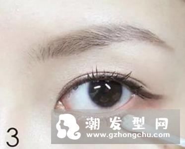 眼线画多了怎么办 棉签来帮忙