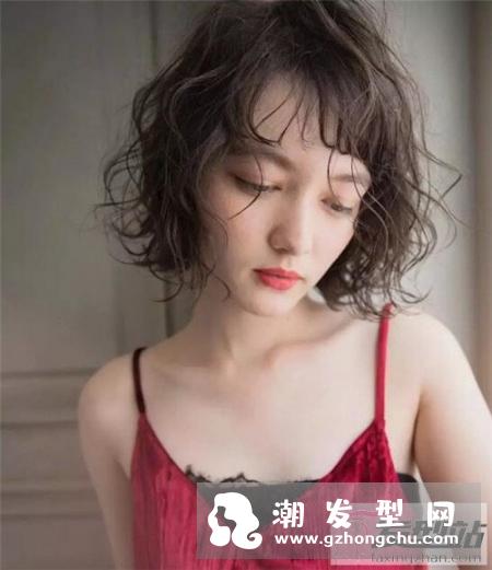 日系瘦脸短烫发发型 动感卷发尽显灵动