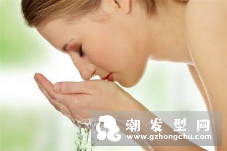 洗完脸白一会就黄了的原因 怎么办