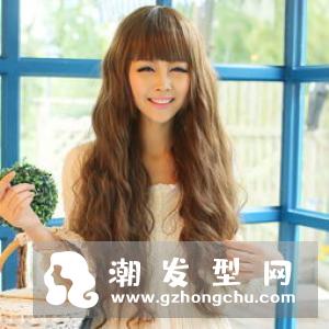 长发蓬松麦穗烫发型 形似麦穗打造唯美浪漫风