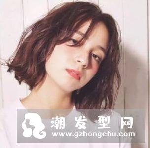 时尚女生减龄丸子头发型 简单发型照样时髦有范