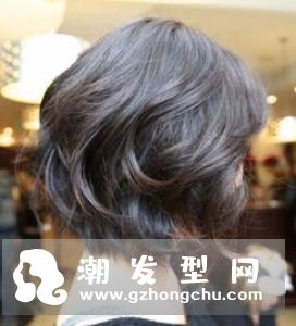 线条烫短发正流行 款款制造高回头率