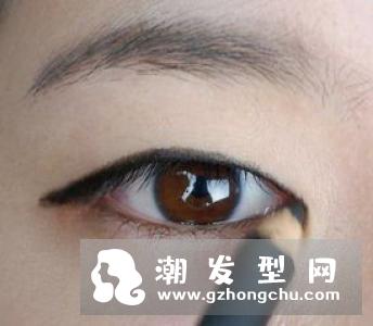 眼线画多了怎么办 棉签来帮忙