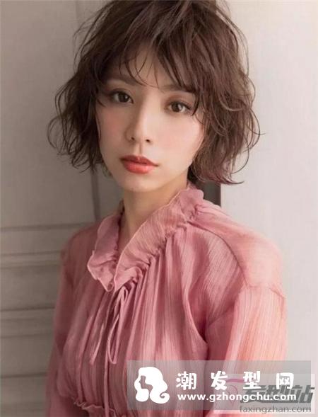 日系瘦脸短烫发发型 动感卷发尽显灵动
