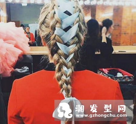 绑鞋带发型图片 粉色发带不错