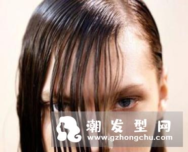 夏季头发有味道怎么办 淋雨不洗头会长虱子吗