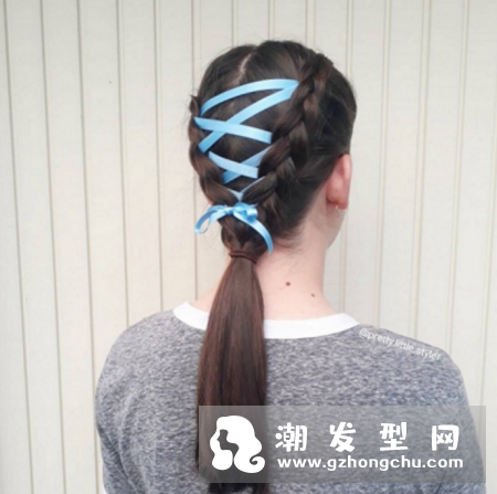 绑鞋带发型图片 粉色发带不错