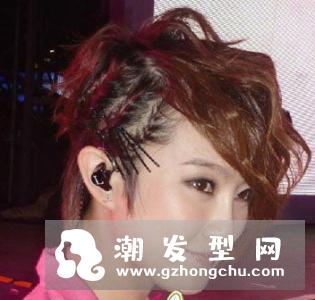 女生短发纹理烫发型 轻盈灵动时尚加分
