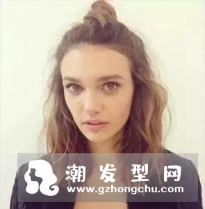 女生半丸子头 烫发发型 集时髦减龄于一身的发型快来pick