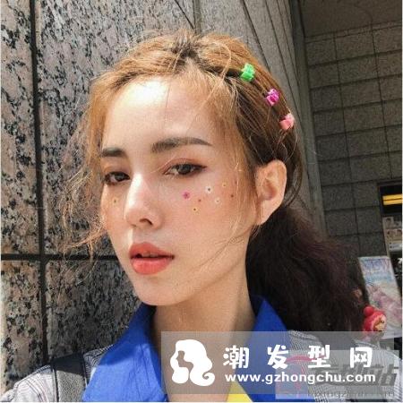 她是我见过最适合一头乱发的女子，这慵懒感妆发清新感太无敌了！