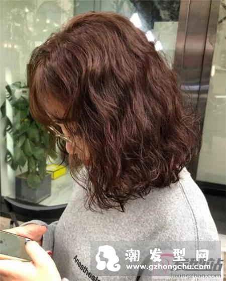 “全头烫”2020正流行 款款让你美上一整年