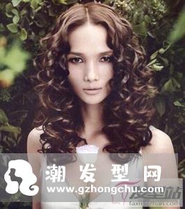 女士陶瓷烫发型 优美大方气质不俗