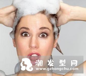 夏天头发油腻怎么办 来月经可以洗头吗